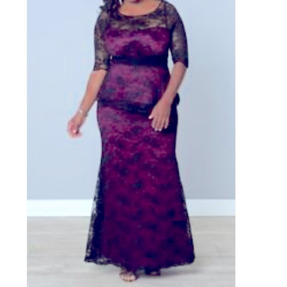 Plus size lace evening dress - Picture 2 of 7